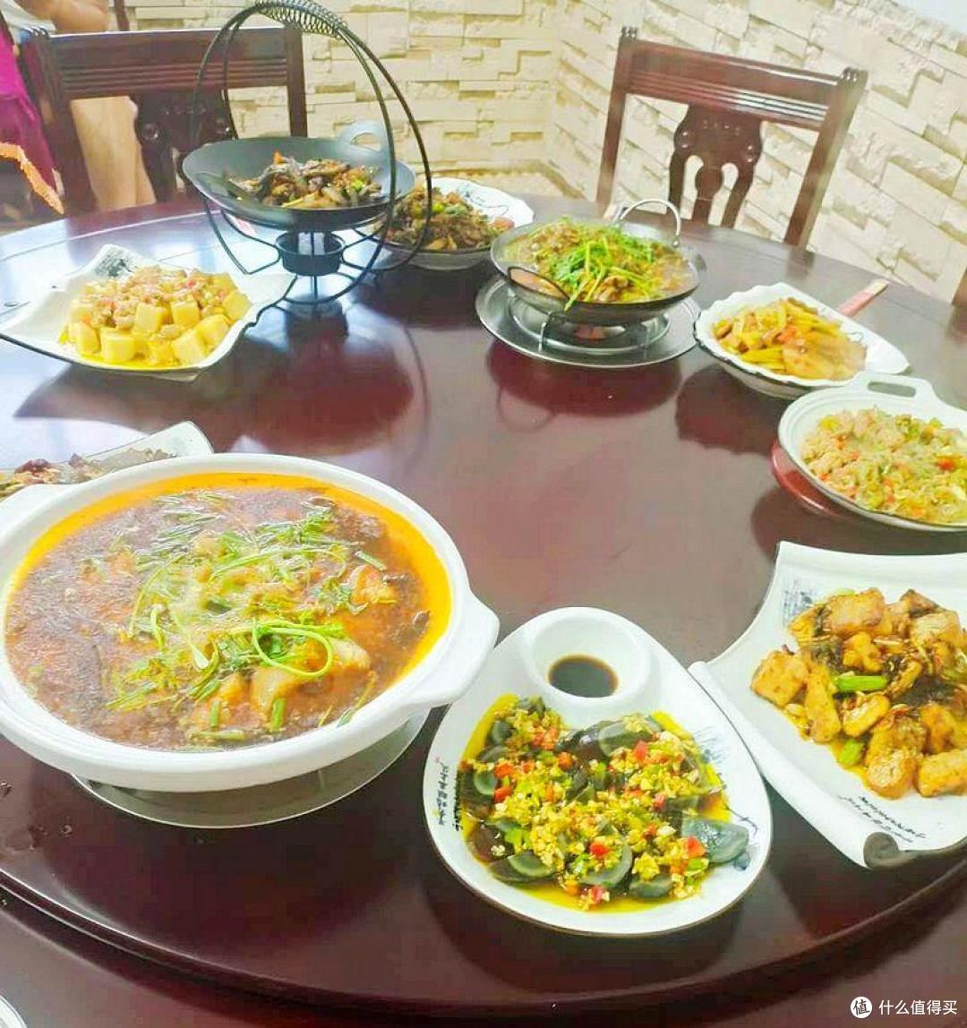7家周末晚餐大比拼,腊肉小龙虾摆满桌,网友直呼:吃不起!