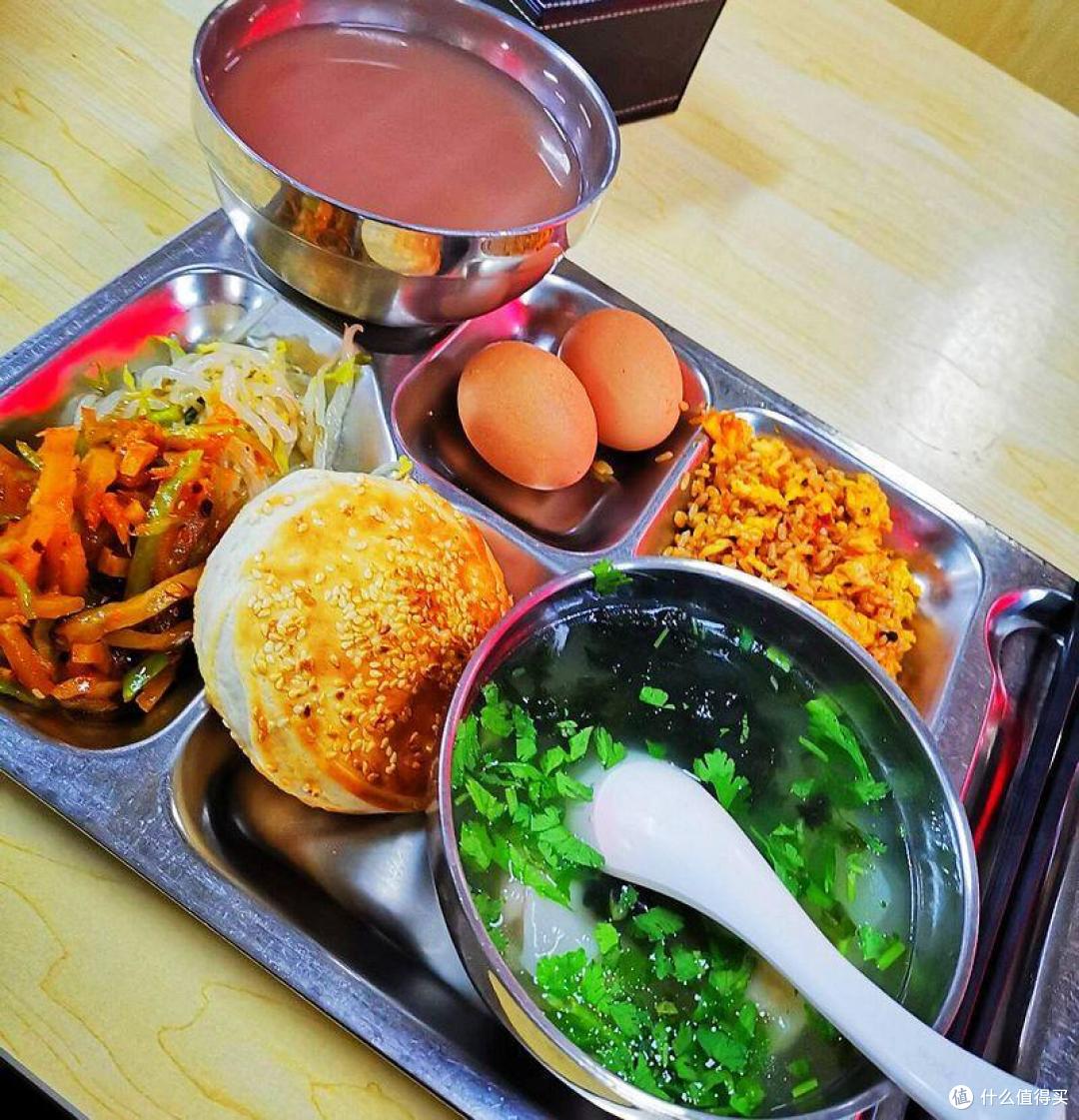 晒大食堂早餐,每天十几种,手抓饼馄饨各种小吃,不限量
