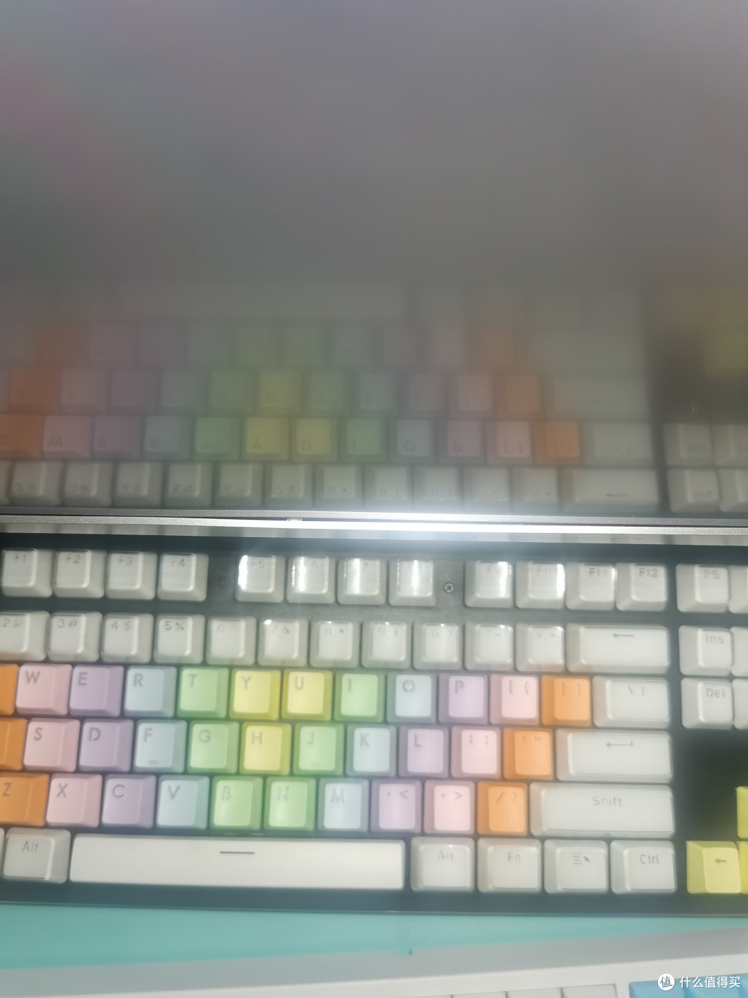 奇怪的杂物卡在屏幕边缘和边框之间,品控感人