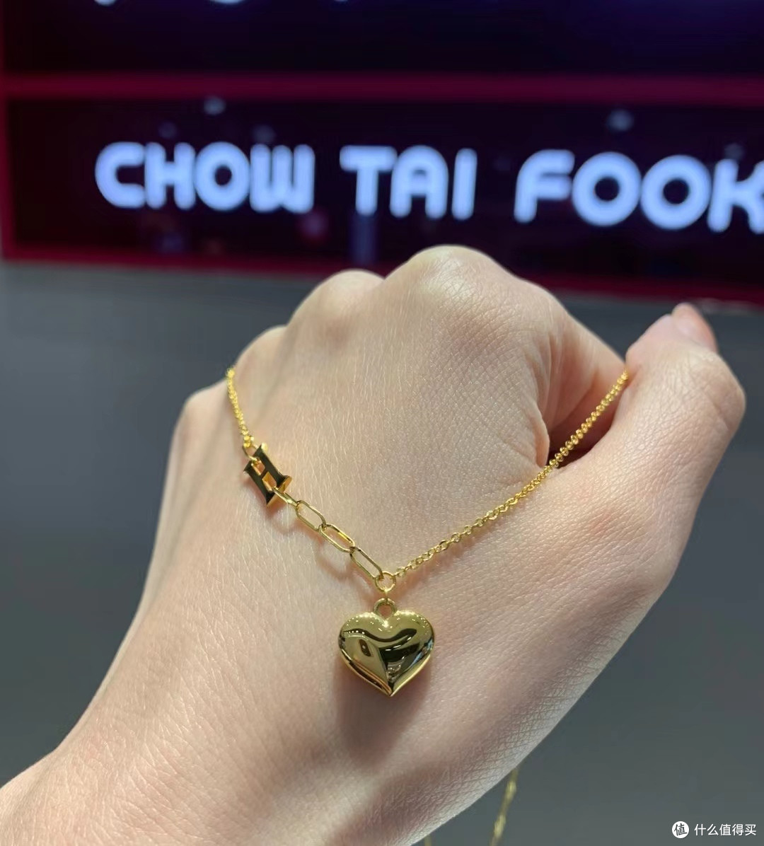 金价虽高,但送礼超管用!搜罗周大福、周生生、六福等黄金品牌超高人气黄金饰品,哪个女孩看了不迷糊?