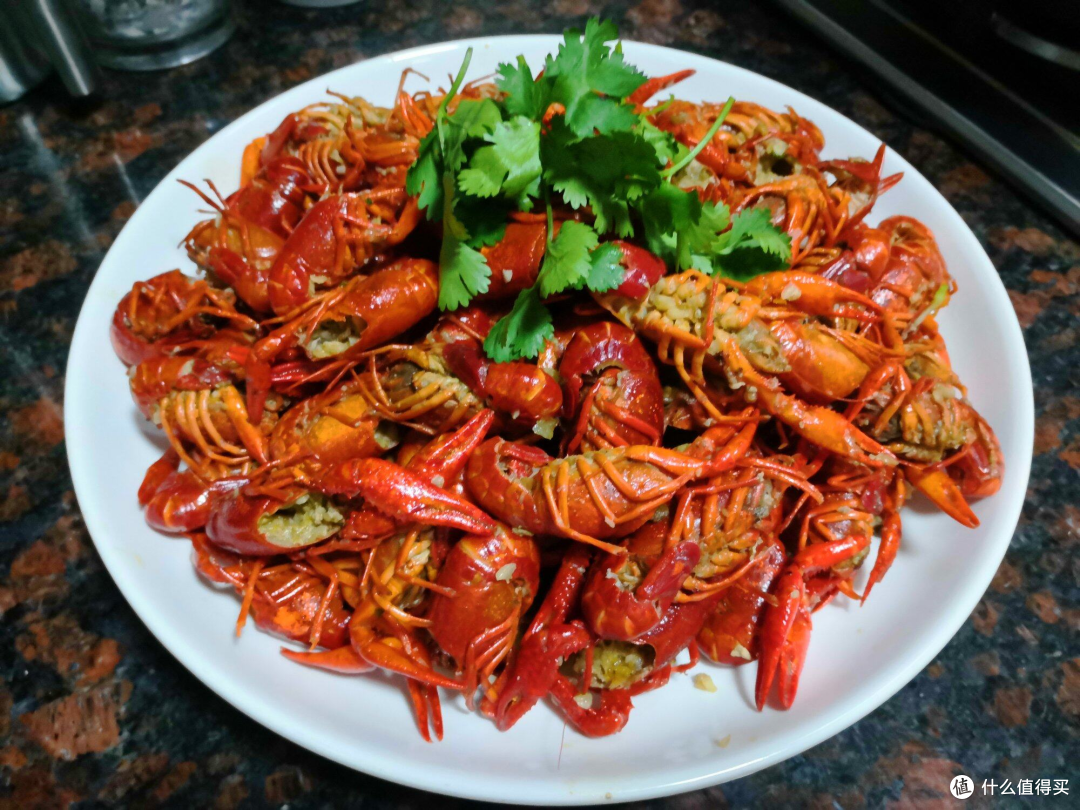 又到吃小龙虾的季节，本期教你如何简单制作五香麻辣口味小龙虾