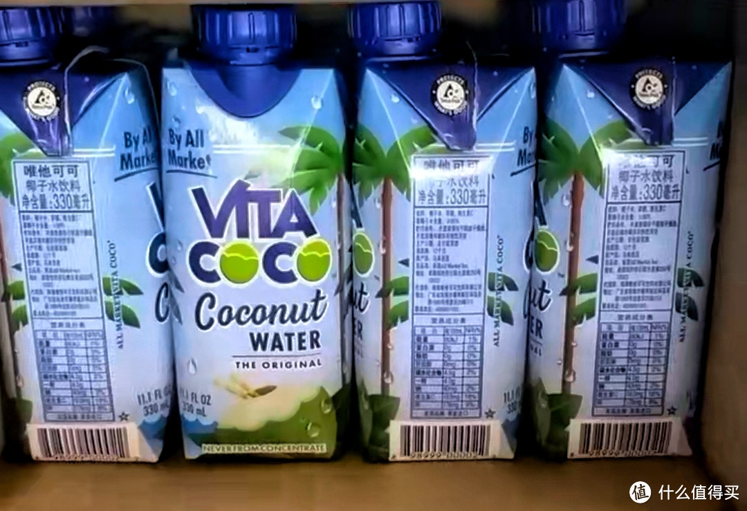 夏日炎炎，来一瓶天然椰子水，好喝又能补充电解质——唯他可可（Vita Coco）是一款天然椰子水唯他可可（Vi