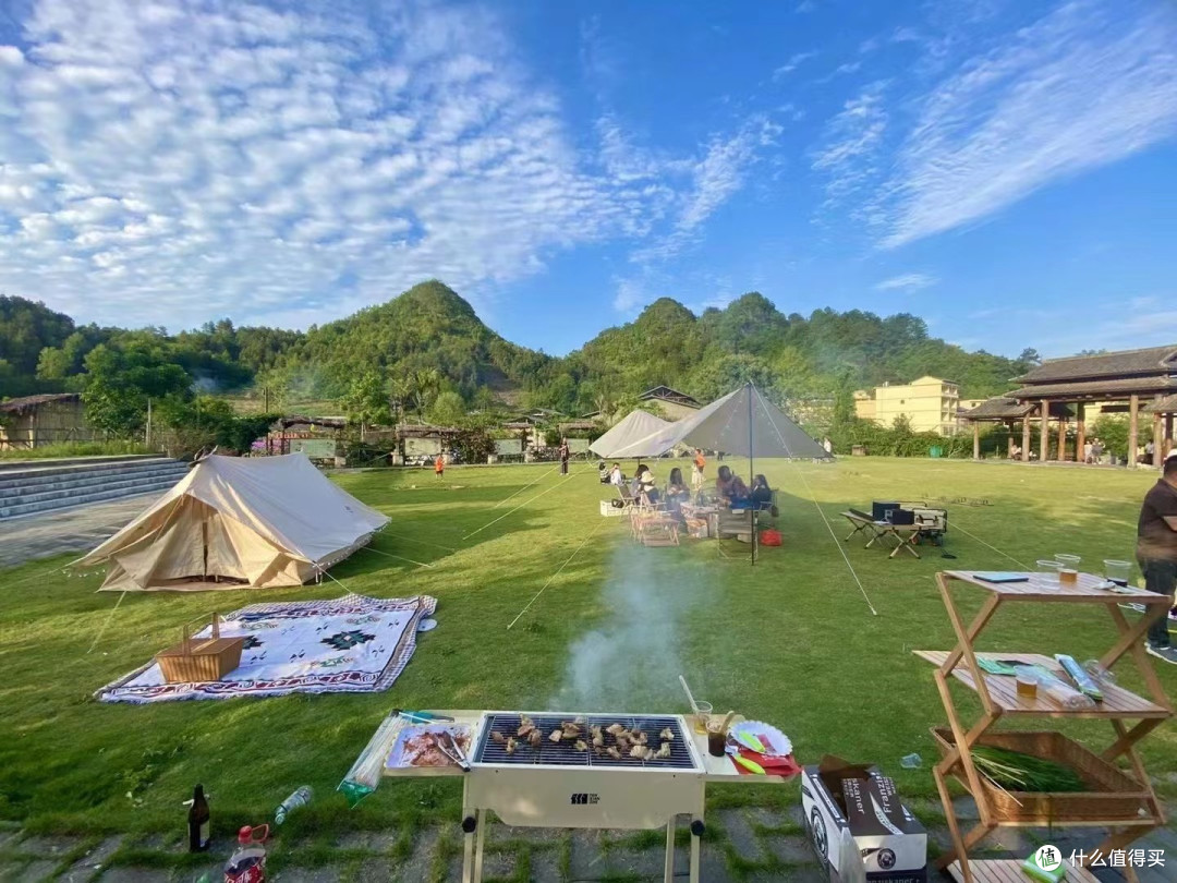 夏日户外露营烧烤是许多人喜欢的户外活动以下是几种必备品