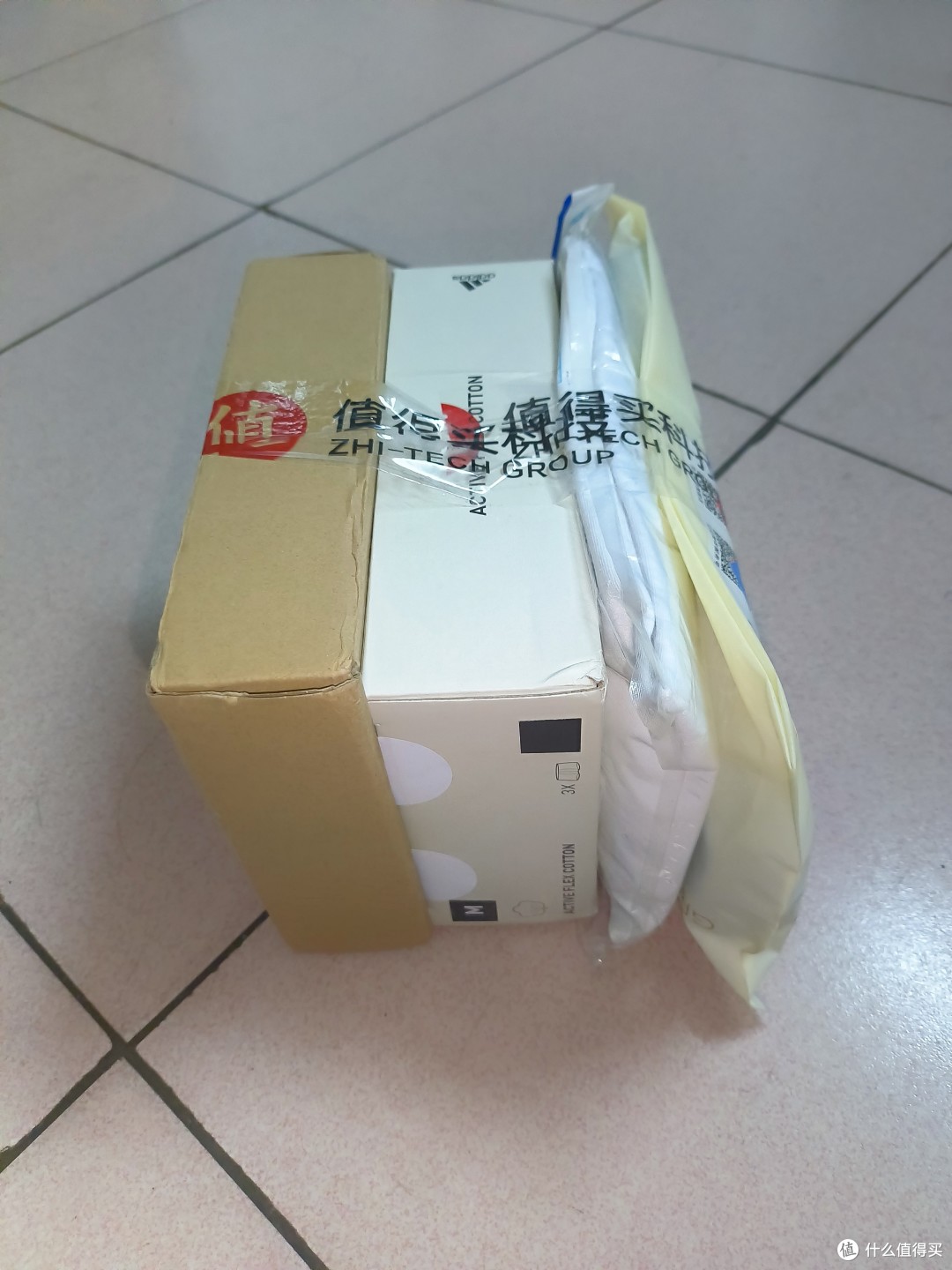 刚收到值得买从北京寄出的顺丰包裹📦,拿到手时已是破破烂烂,一抓抓到了袜子,未拆前还以为只测评袜子。结果拆开盲盒后惊喜连连。