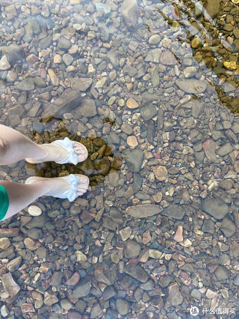 水皆缥碧,千丈见底
