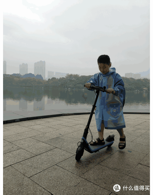 提醒大家,孩子在玩电动滑板车的时候要记得戴运动头盔
