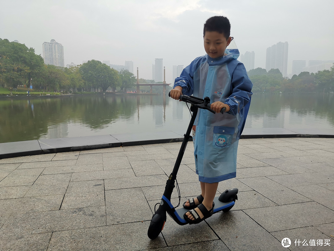 有新玩具了,就算是下雨也要玩,也是眉开眼笑