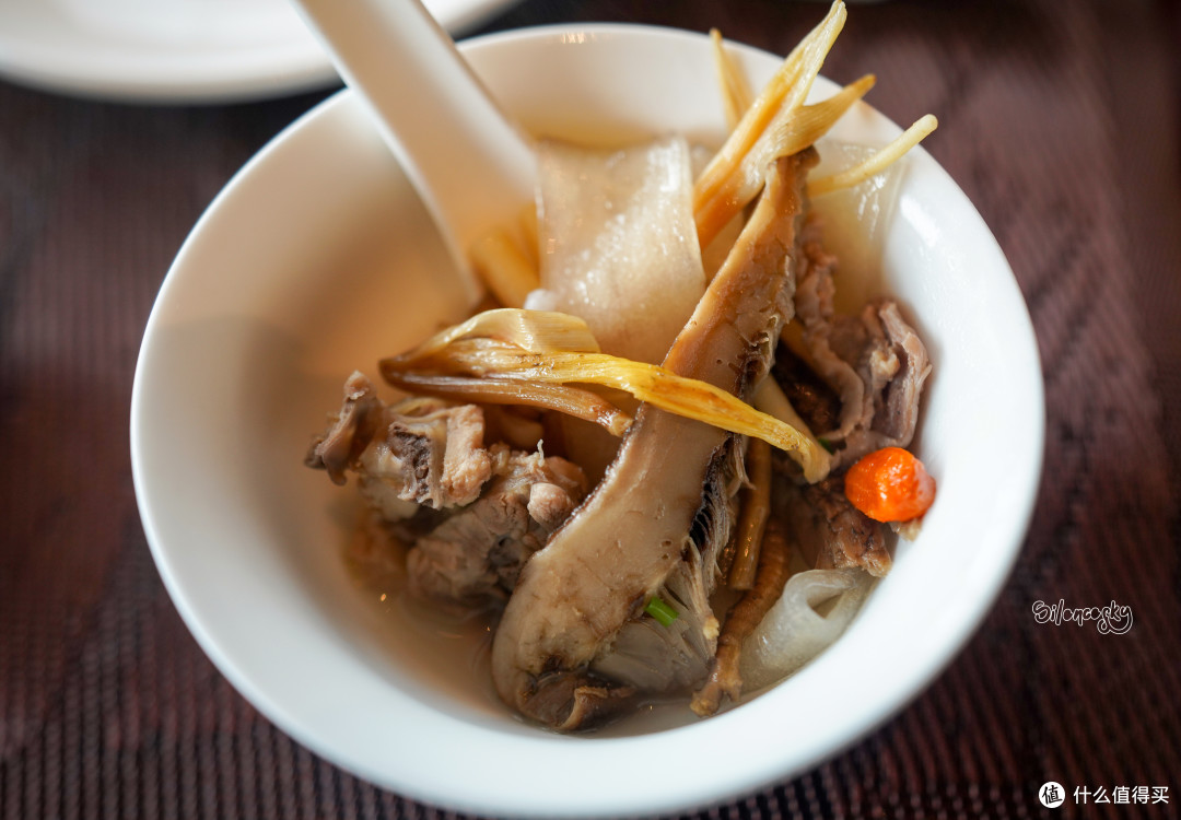 雅鲁藏布江畔的桃花点点：林芝工布庄园希尔顿酒店 - 热嘎西餐厅+猎味中餐厅体验