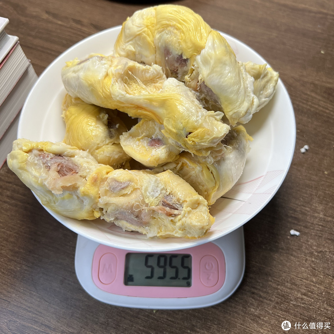 榴莲肉去皮称重595.5g，出肉率37.03%