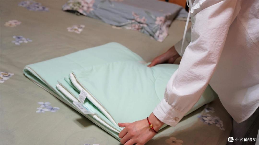夏日空调房必备！8H 冰镇果冻夏凉被体验：手感丝滑，睡觉盖舒服