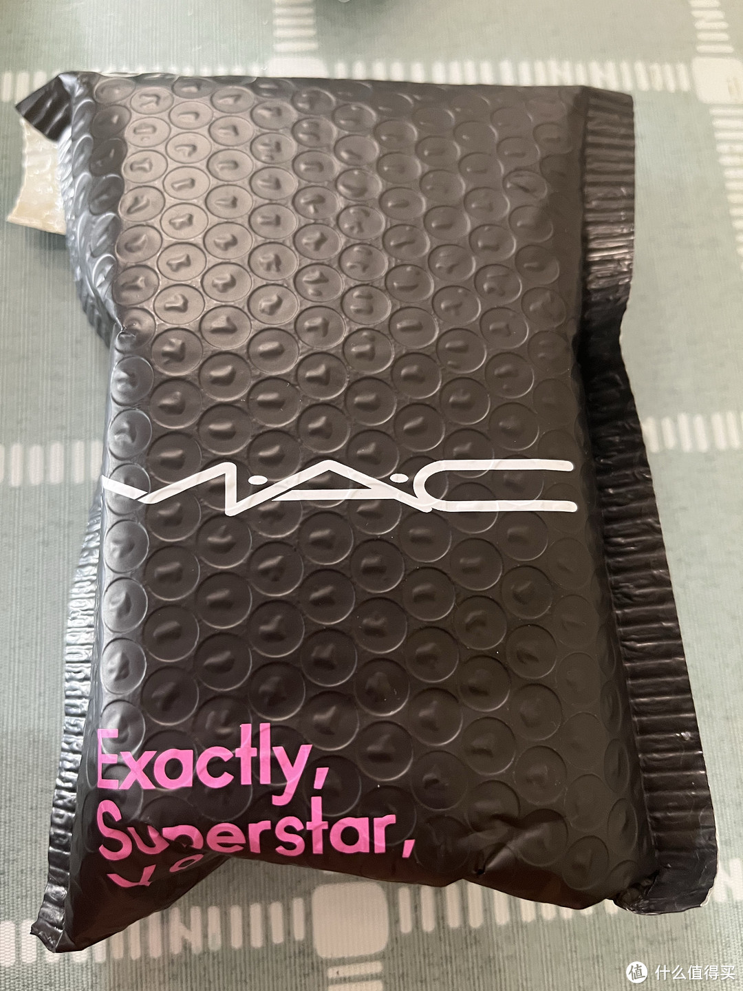 MAC的绝绝紫散粉真的是绝绝子了,定妆、控油、提亮一个全搞定