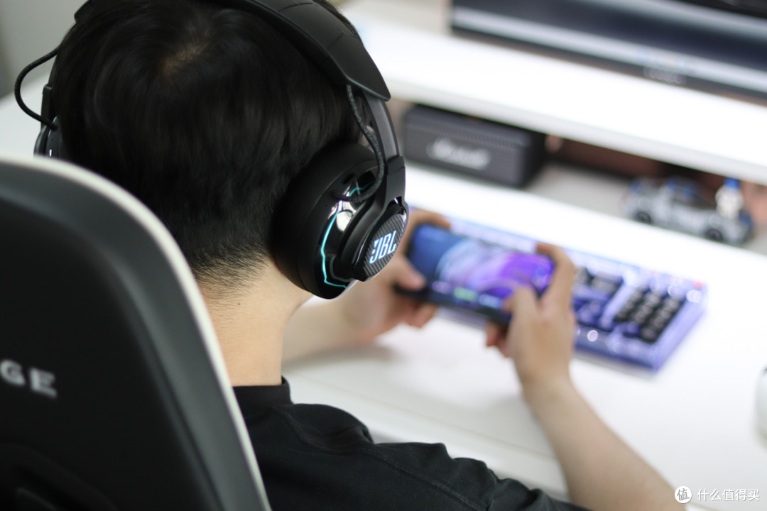 JBL头戴式电竞耳机Quantum 910:三维环绕、头部跟踪,职业玩家首选