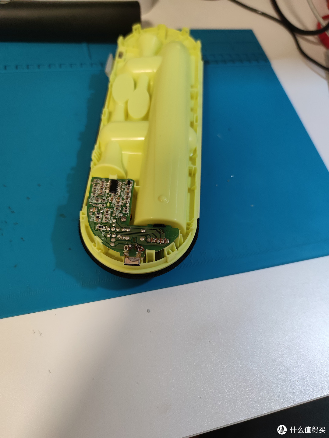 type-c充电口用热熔胶打胶贴在电路板上，充电口超充电路板约5mm