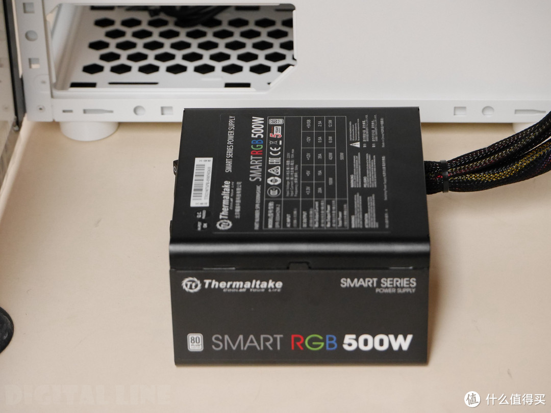 轻松兼容主流显卡和主板， Tt Smart color 500W金牌电源上手
