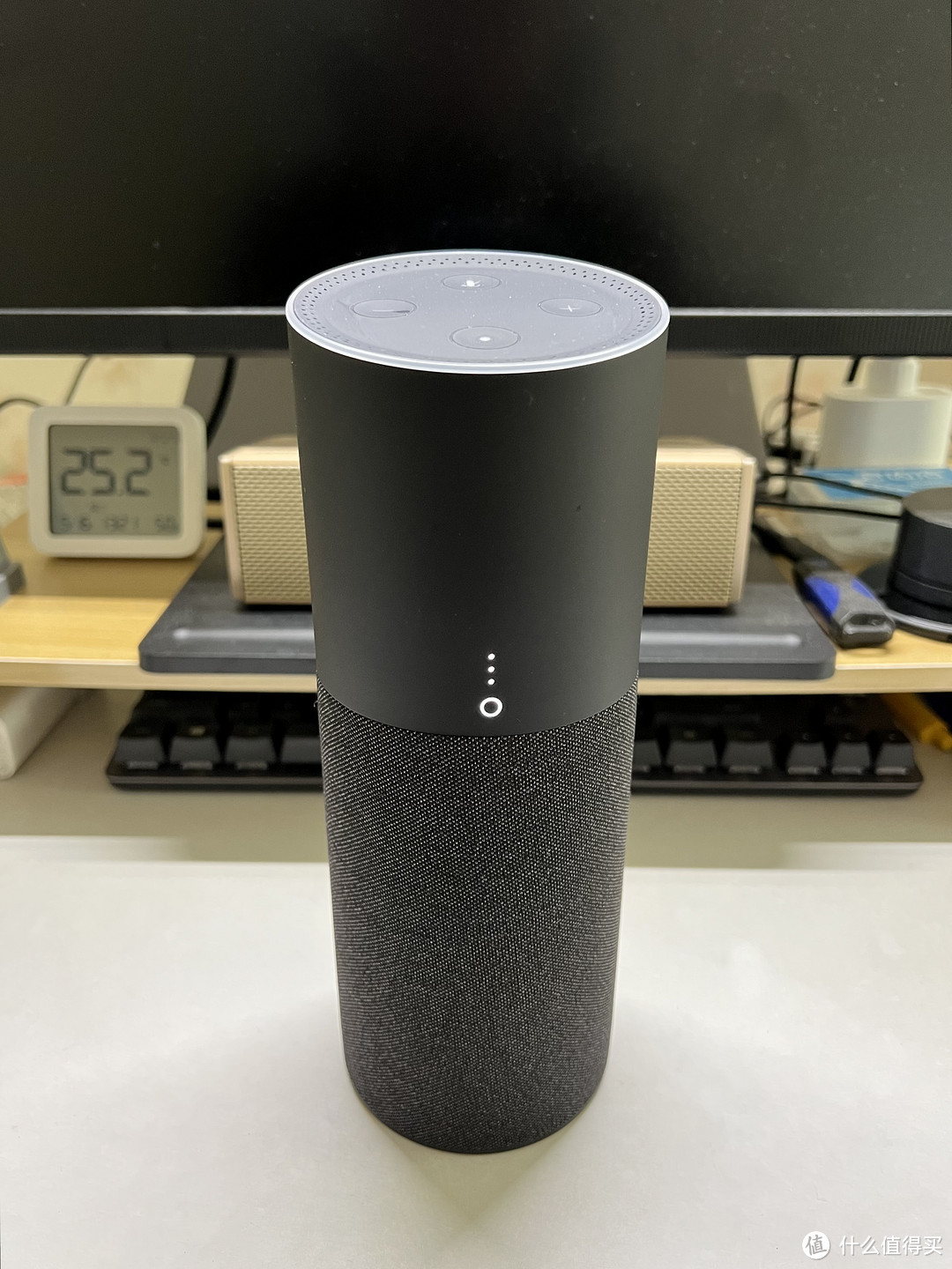 正前方为3个电量指示灯和圆形WIFI指示灯