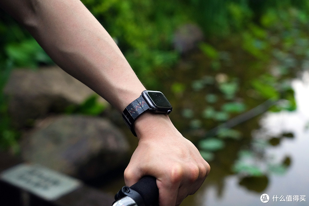 夏日好物：我用了四年半的Apple Watch S4，换身行头，还能再战三年，PITAKA浮织芳纶碳纤维表带入手体验