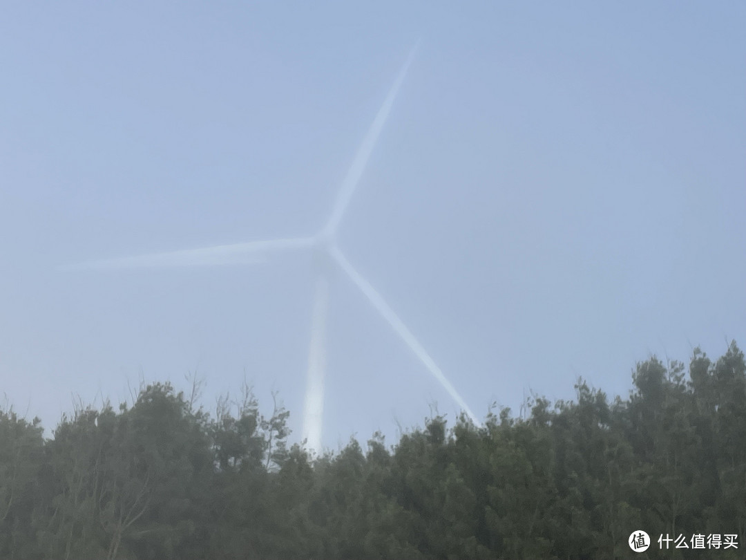 雾气下的大风车