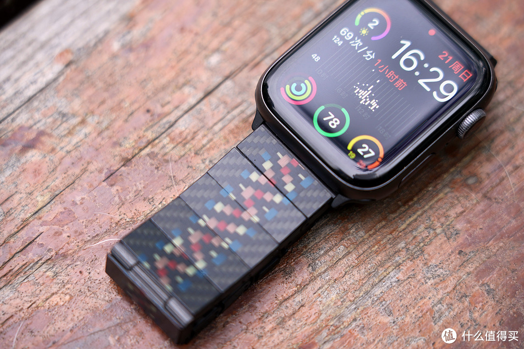 夏日好物：我用了四年半的Apple Watch S4，换身行头，还能再战三年，PITAKA浮织芳纶碳纤维表带入手体验