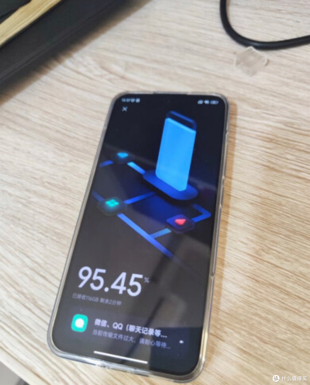 6.36英寸超窄四边直屏，每一个边宽度几乎完全相同，小米13