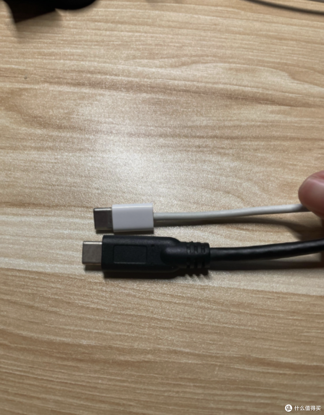 上方为iPad Pro随机附赠线缆，3A规格，USB2.0，下方为显示器附赠线缆，5A规格外加DP视频输出