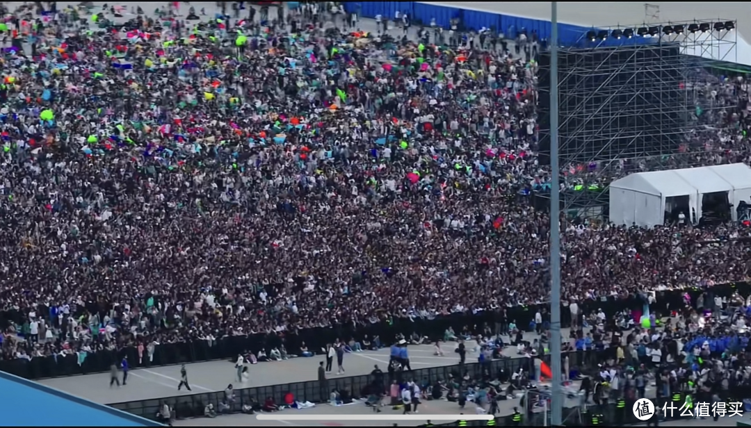 6万人涌入废旧机场，只为参加一场音乐节