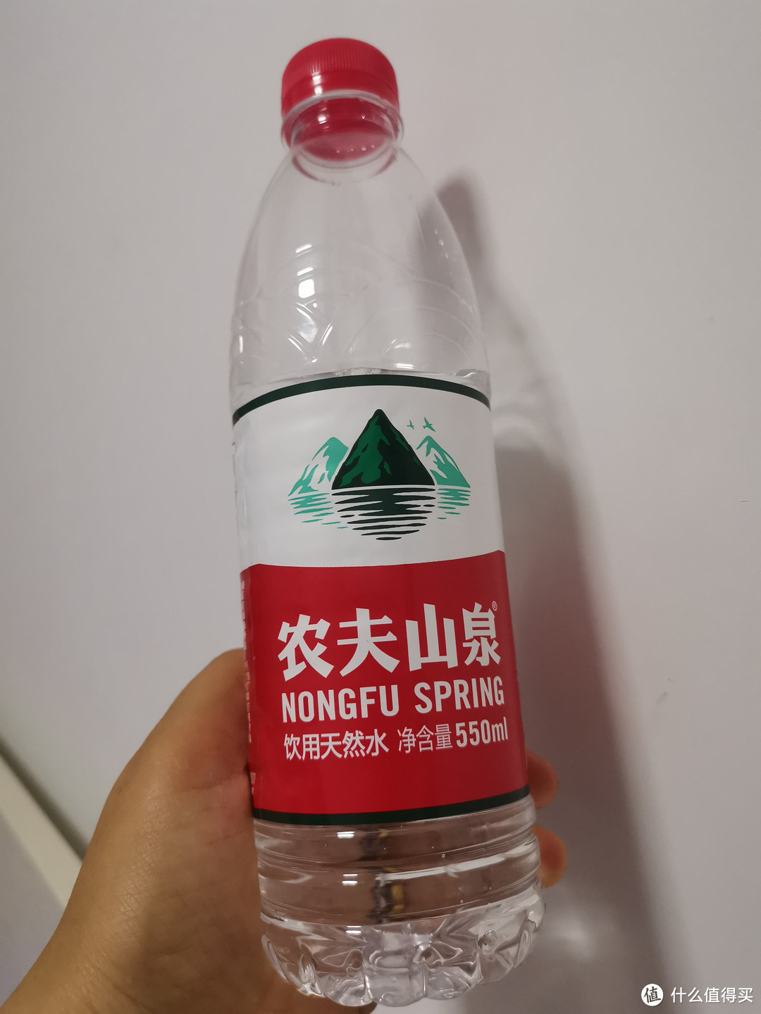 家中常备农夫山泉饮用天然水