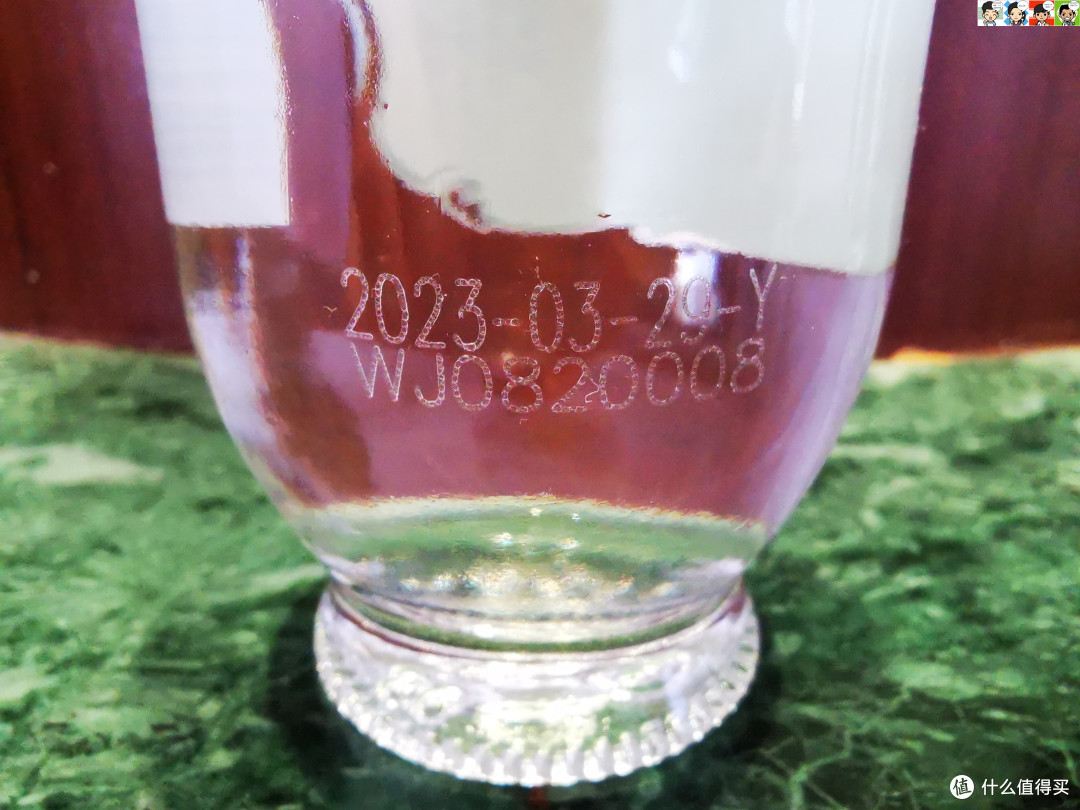 今日的文君酒酿造工艺始于明代，保留传统工艺精粹，400年老窖池沿用至今，古法原酿仍在文君酒庄内鲜活演绎。“寇氏烧房”蒸馏入窖法、“曾氏曲房”独特的手工制曲法均被秉承沿用。