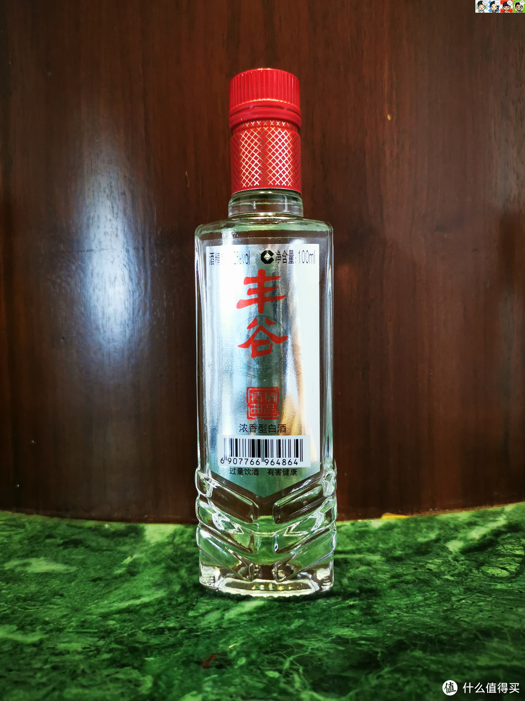 丰谷，浓香型，酒精度52，净含量100ml。瓶子直上直下，底部也有浅“V”凸起。