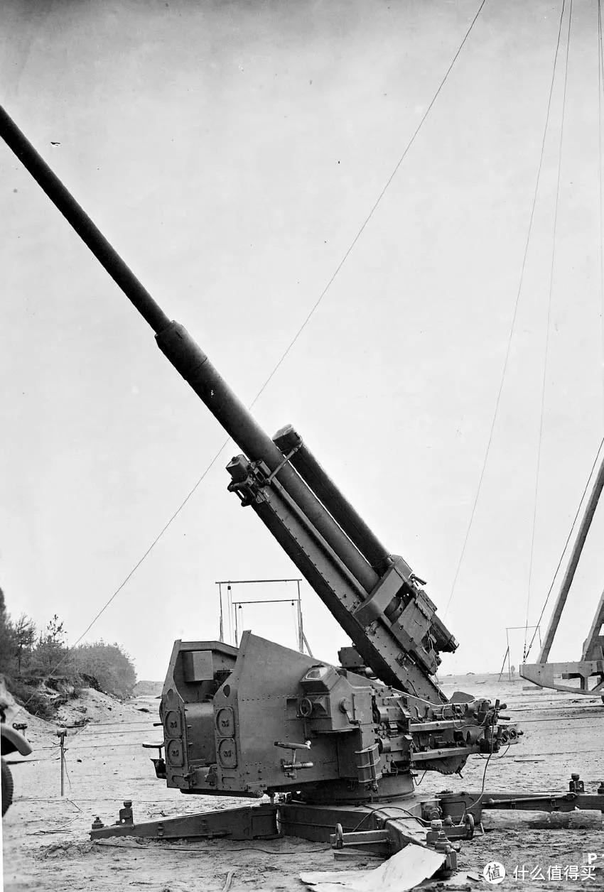 FlaK 41型的原型炮，Gerät 37型，在莱茵金属公司的试验场。炮盾还没有安装。上架左侧为引信装定器。