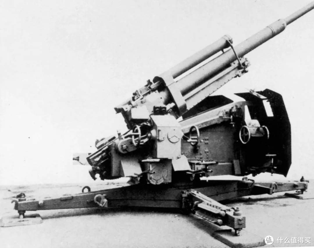 Flak 41型88mm高射炮放列状态标准侧图。可见高低机、方向机手轮和显示仪。