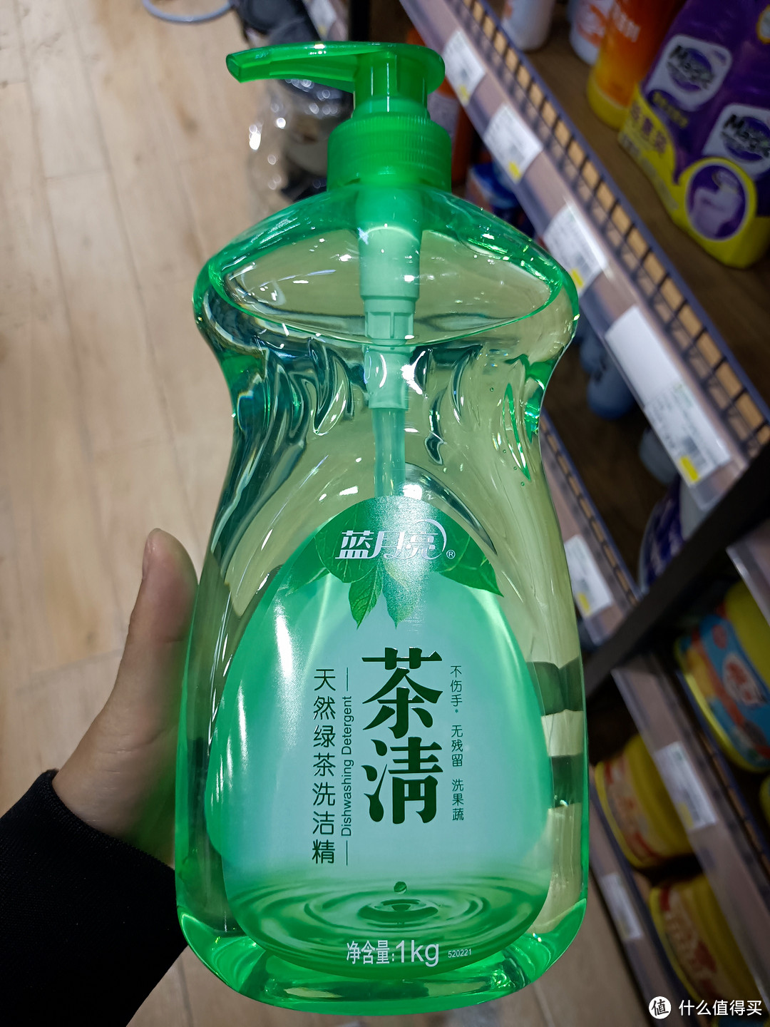      蓝月亮茶清洗洁精：高效去油污，让家庭更清洁