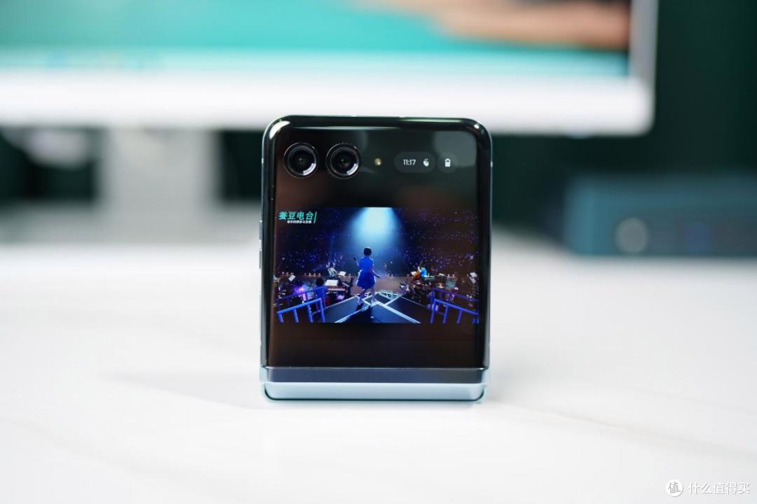 掌心巨幕大有可玩 小折叠屏终极形态—— 5699元 moto razr 40 Ultra