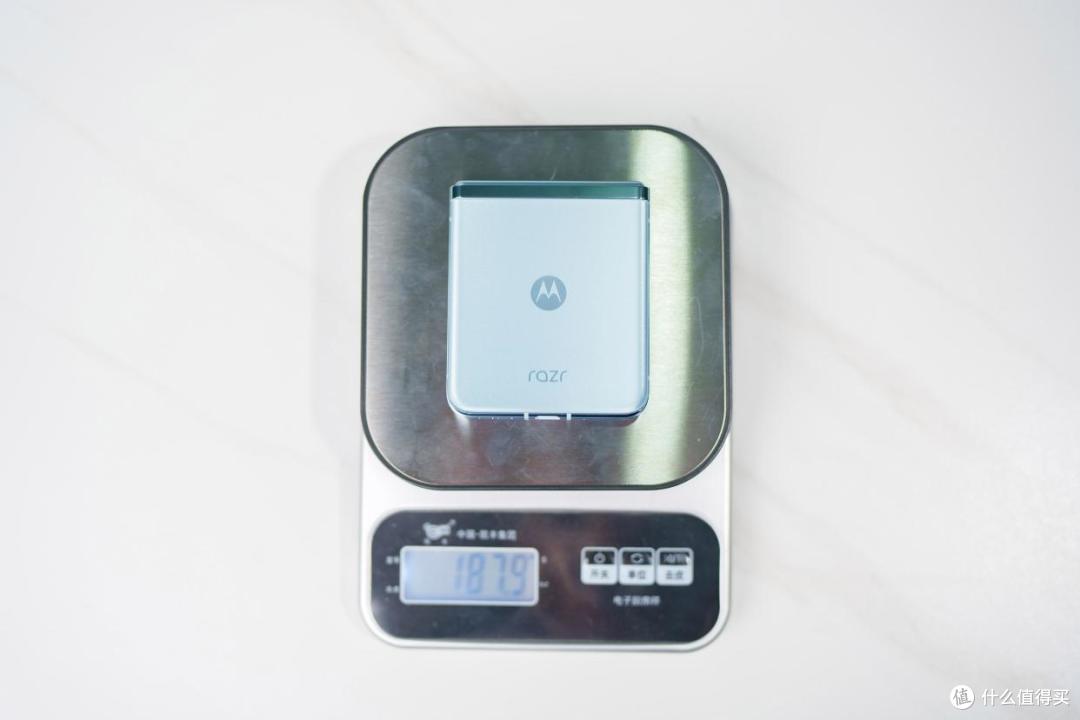 掌心巨幕大有可玩 小折叠屏终极形态—— 5699元 moto razr 40 Ultra