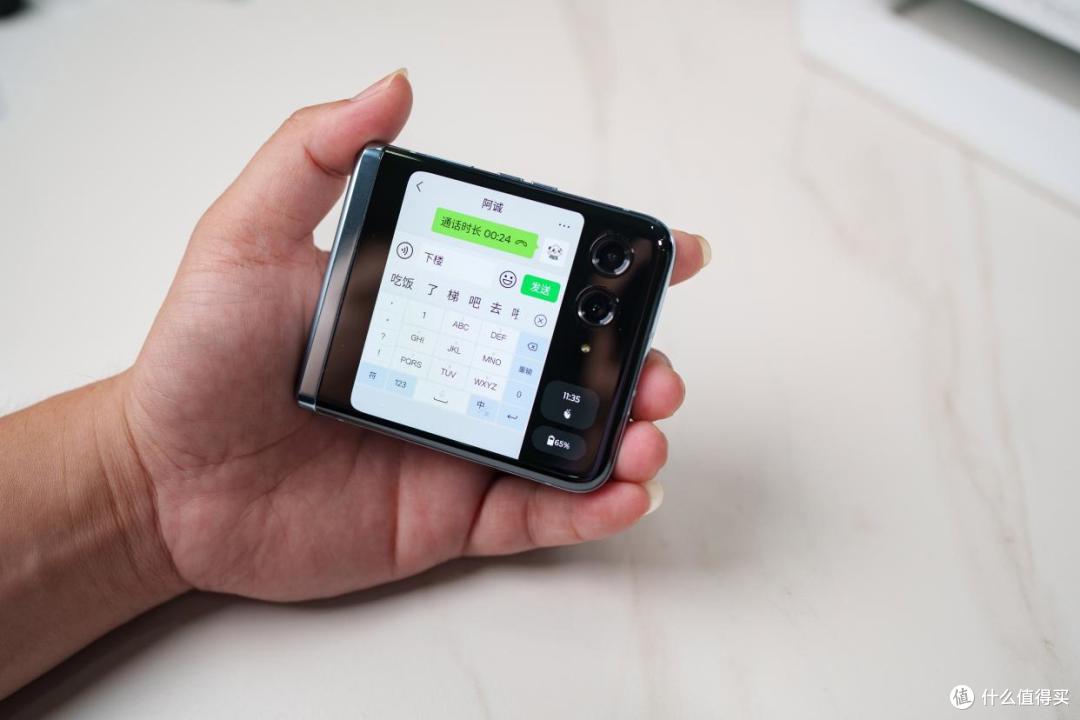 掌心巨幕大有可玩 小折叠屏终极形态—— 5699元 moto razr 40 Ultra
