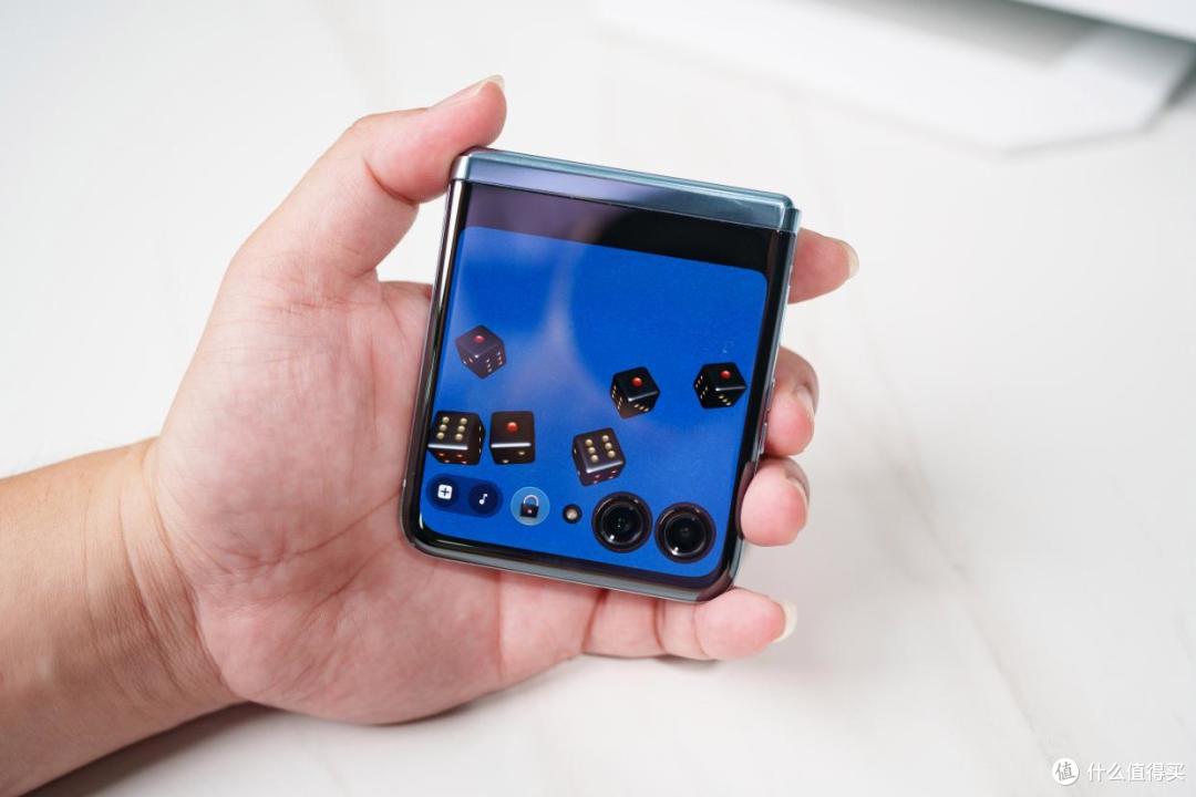 掌心巨幕大有可玩 小折叠屏终极形态—— 5699元 moto razr 40 Ultra