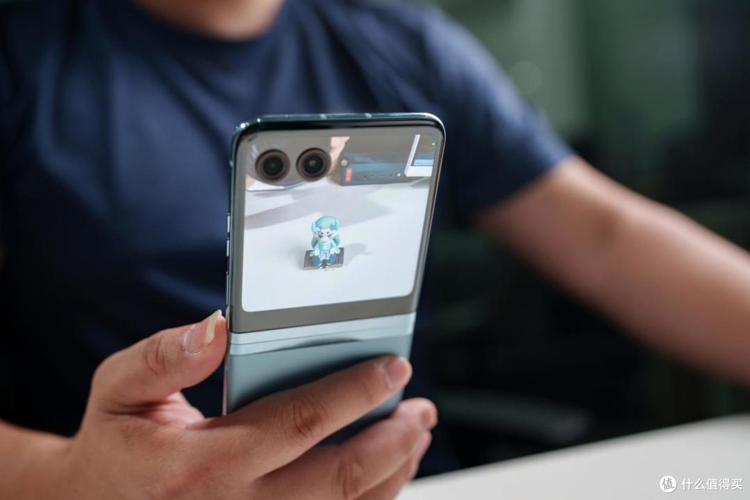 掌心巨幕大有可玩 小折叠屏终极形态—— 5699元 moto razr 40 Ultra