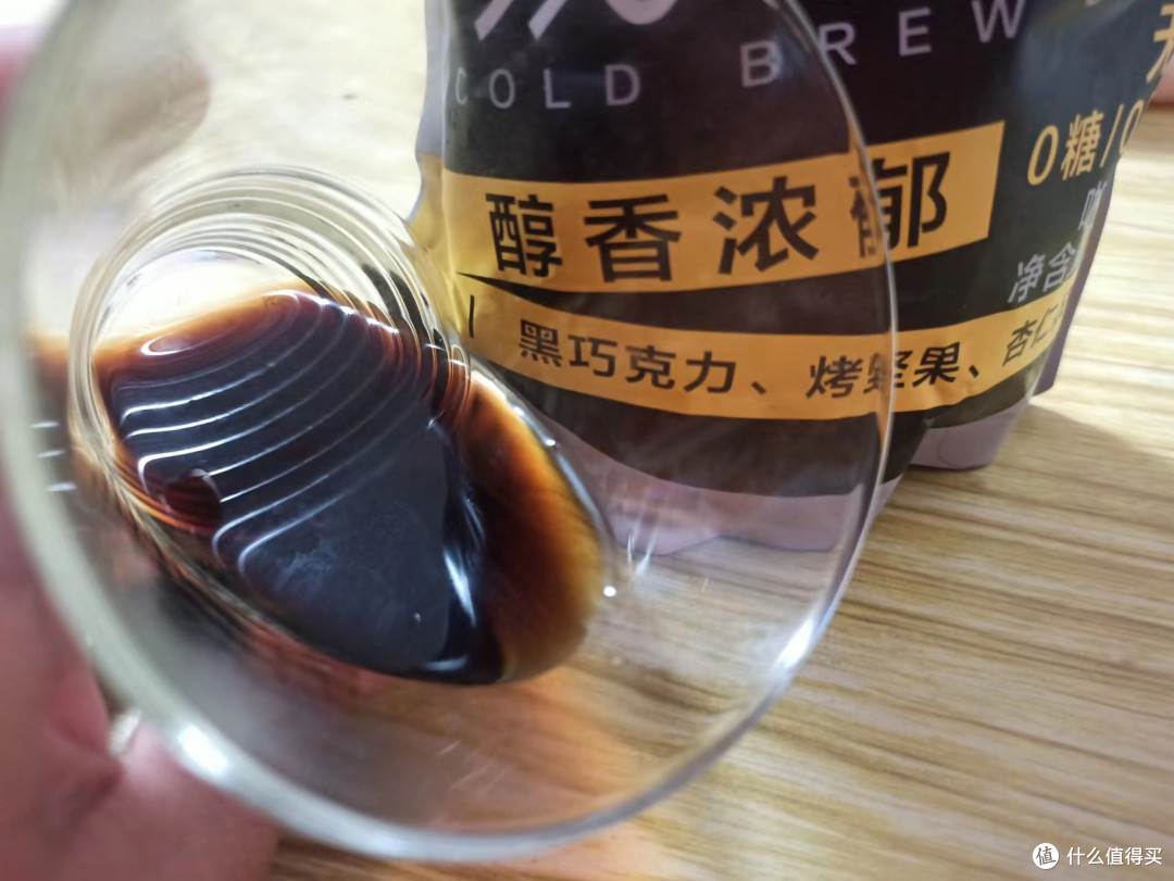 冷萃黑咖啡，真能救人啊。救了“职场人”