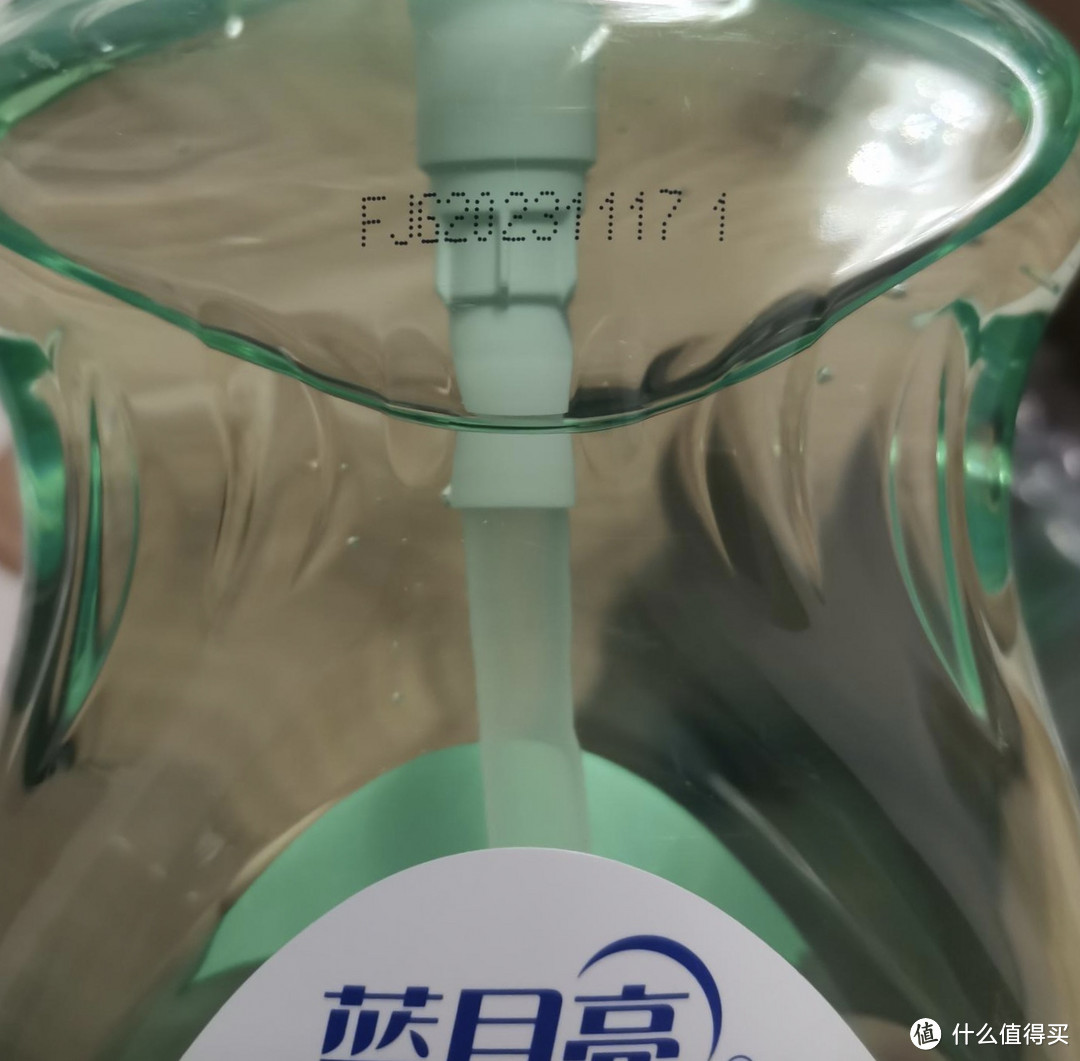      蓝月亮茶清洗洁精：高效去油污，让家庭更清洁