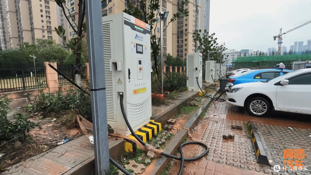 电车以后会收养路费吗?看看目前燃油车的收费,收电车的费也不难