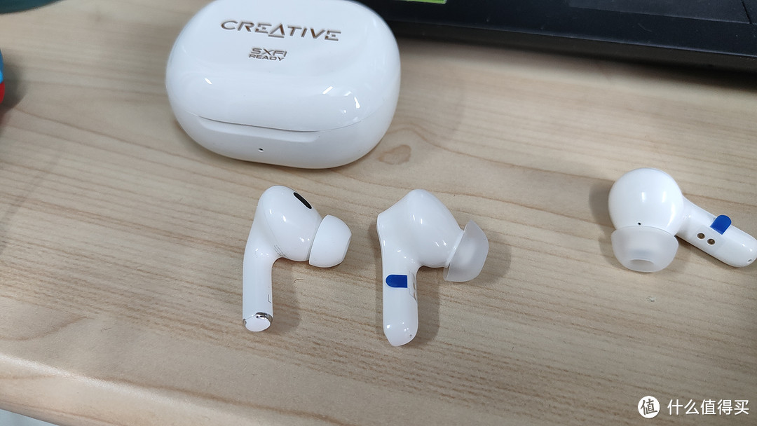 两个耳机的对比，创新的略大，不过入耳后很舒服，这就是虽然廉价但是设计感好哈哈哈