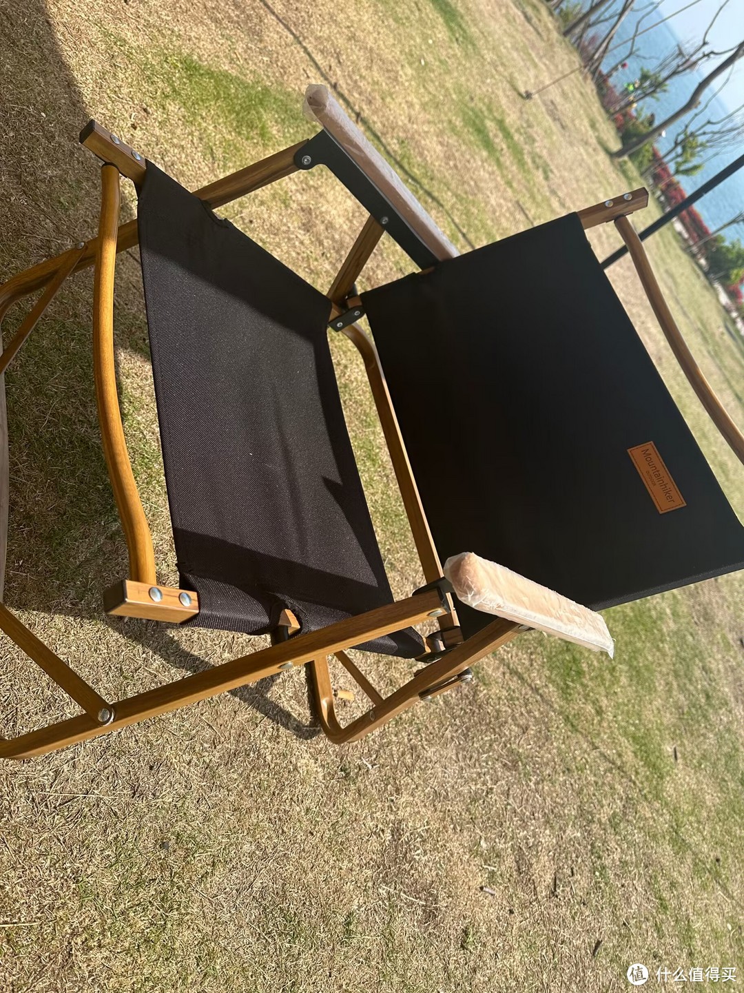 户外露营必要的装备，折叠椅和蛋卷桌