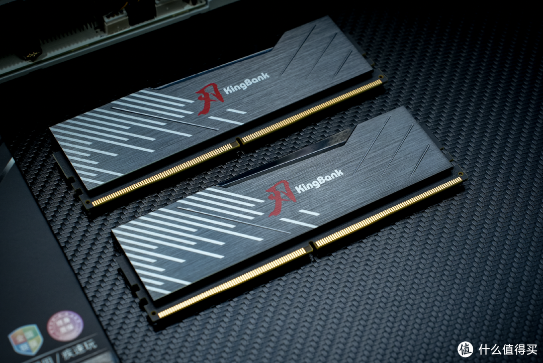 金百达黑刃DDR5内存实测：价格持平普条，但用三星颗粒+散热马甲