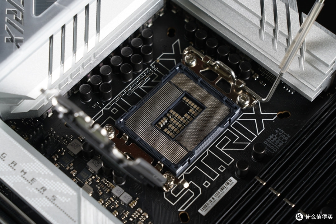 依旧采用LGA 1700底座，全面兼容Intel 13代酷睿处理器，同时也向下兼容Intel 12代酷睿处理器。核心供电方面，主板采用16+1供电模组，PWM控制器为RAA229131，Dr.Mos设计，型号是来自安森美的FDMF5062，一款新型MOS，单相最大电流70A，因此华硕Z790吹雪D5主板供电能力其实与上代差不多，突破了1000A，可满足大部分13代酷睿处理器的负载要求。