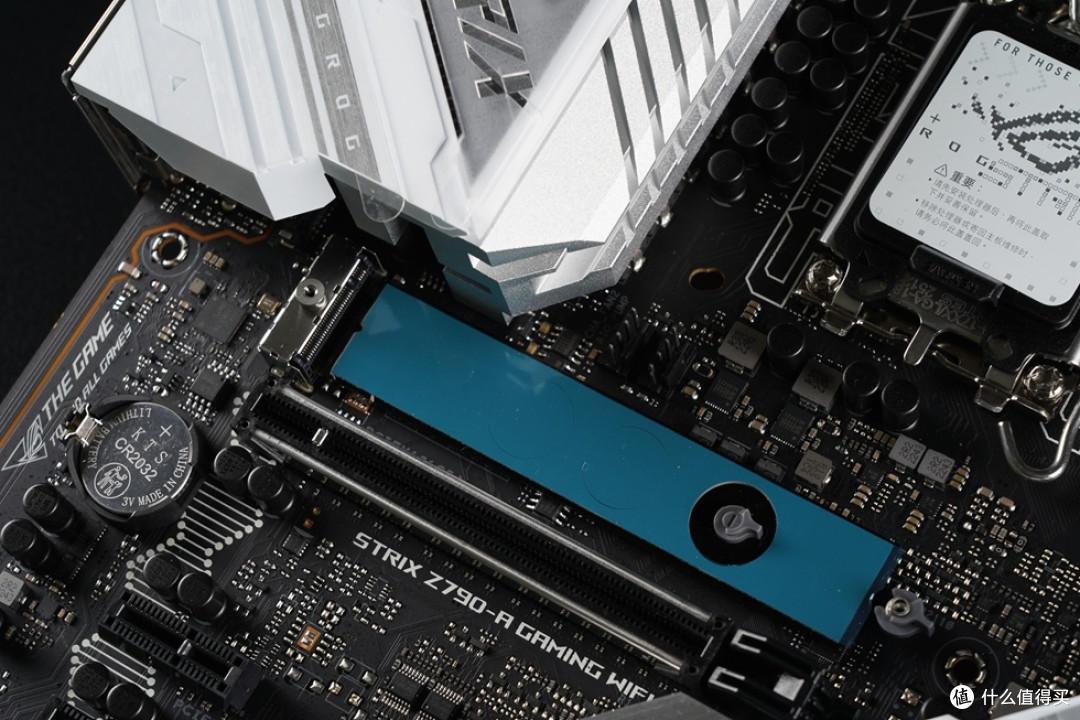 提供了4条PCIe4.0×4规格的M.2 SSD插槽，其中主M.2 SSD插槽来自主板直出的PCIe通道，其余三个M.2 SSD插槽则来自Z790芯片组，所有的M.2插槽都配备了厚重的铝制散热片和高导热系数硅脂垫。M.2 SSD固定方式均采用M.2 Q-LATCH便捷卡扣设计，无需工具即可轻松拆装M.2 SSD。