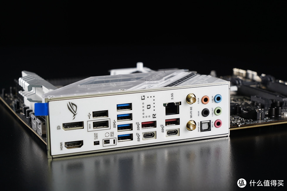 一体化的I/O接口背板也是当下主流配置，接口方面提供了DP/HDMI接口各1个、2个USB 2.0接口、4个USB 3.2 Gen 1接口、2个USB 3.2 Gen 2 Type-A接口、1个USB 3.2 Gen 2 Type-C接口、1个USB 3.2 Gen 2x2Type-C接口、2.5G有线网口、Wi-Fi 6E无线天线接口、BIOS一键升级和恢复按钮以及音频输出接口。