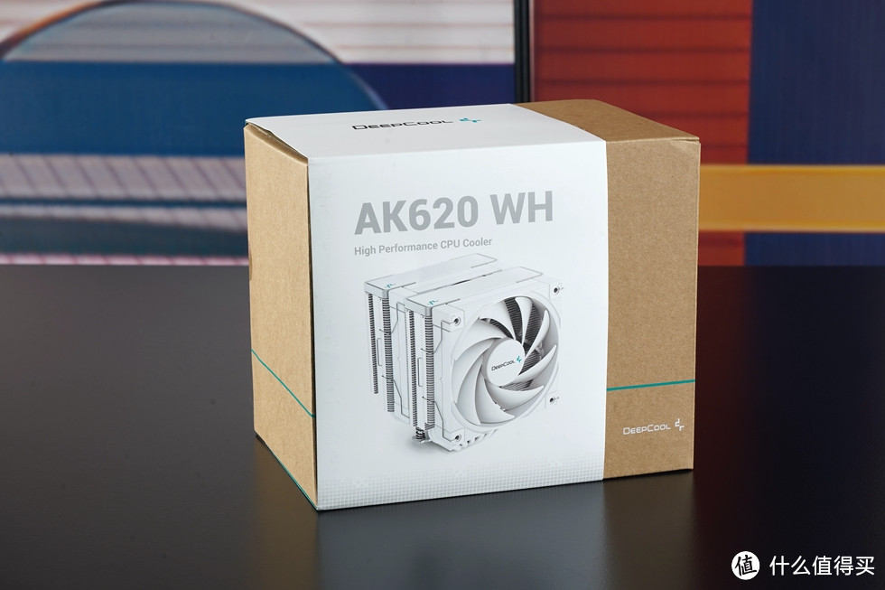 散热器使用的是九州风神的冰立方AK620白色风冷散热器。