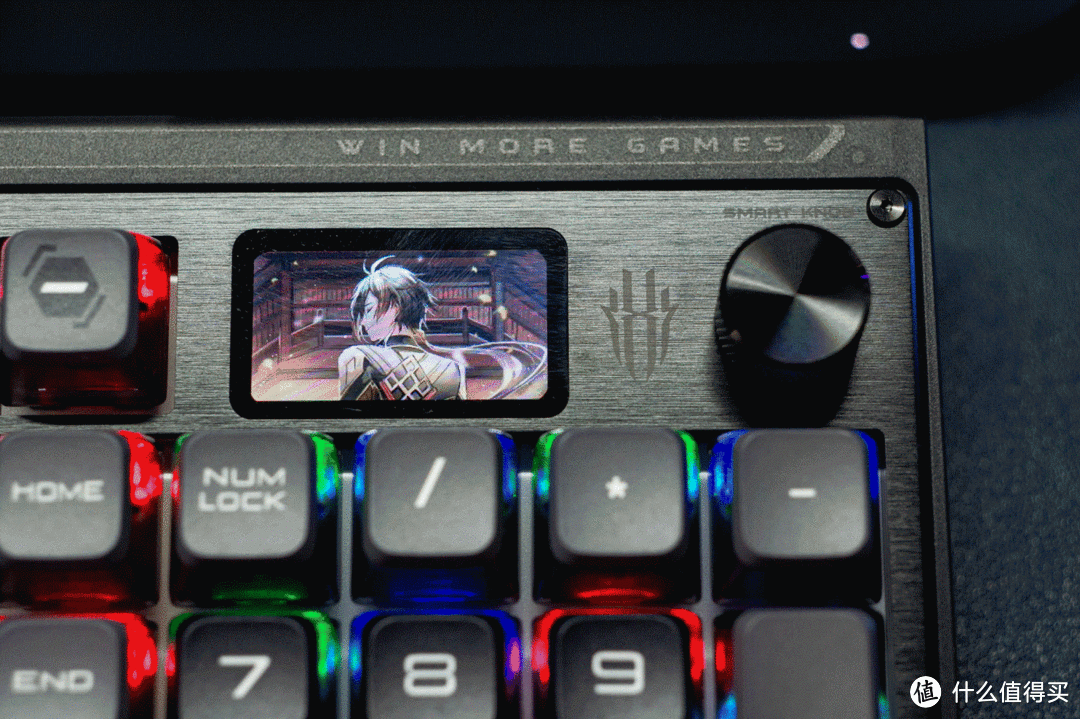 自带魔云智控屏显交互系统的红魔电竞机械键盘