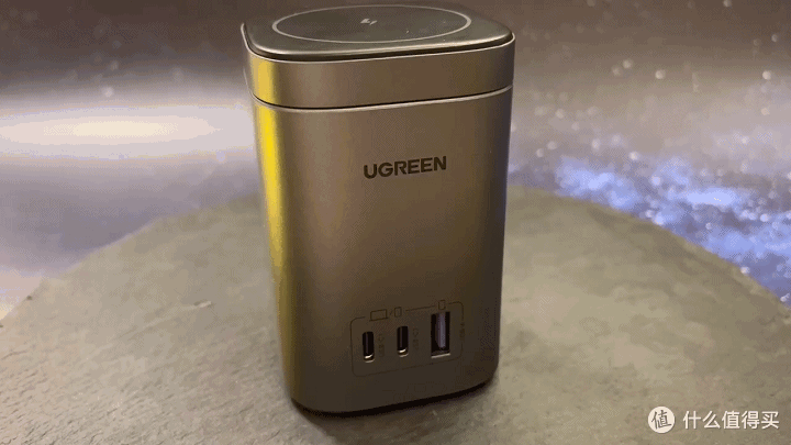 三口快充+苹果原厂MagSafe——绿联100W氮化镓桌面充电站