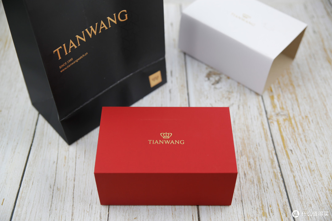 初看平平无奇却带出满满气质,最适合文艺女青年的礼物--天王表沧海系列