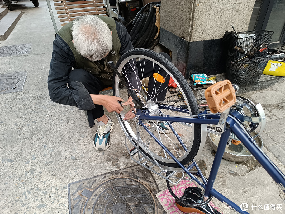 家附近的劳模修车师傅，几十年如一日，水平可能没有专业仪器的店好，胜在方便快捷，后轮简单矫正能骑就行，矫正10元。